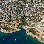 Havuzu, Plaji, Bahcesi Ve Olaganuestue Manzarasiyla… * Каш