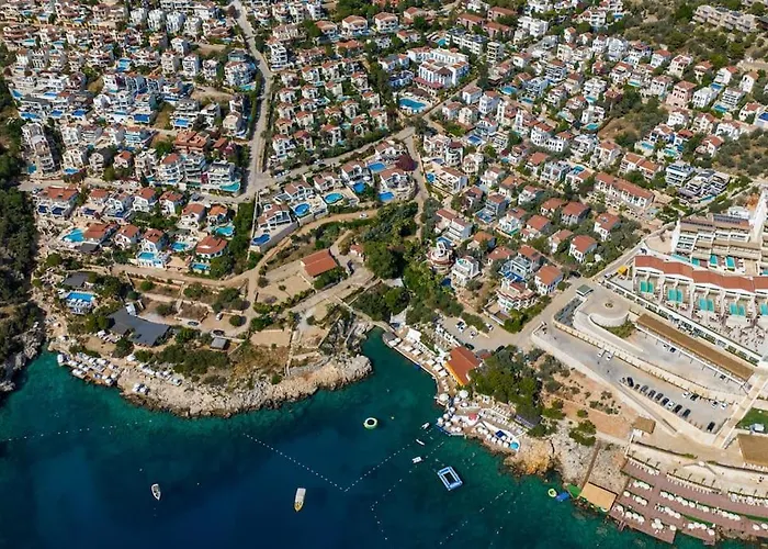 Havuzu, Plaji, Bahcesi Ve Olaganuestue Manzarasiyla… * Kaş