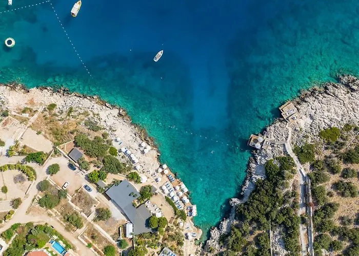 Villa Havuzu, Plaji, Bahcesi Ve Olaganuestue Manzarasiyla…