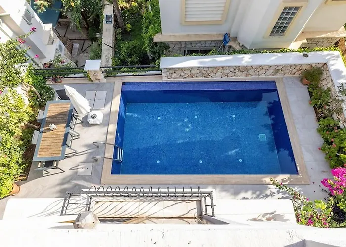 Havuzu, Plaji, Bahcesi Ve Olaganuestue Manzarasiyla… Kaş