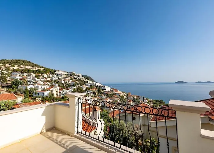 Havuzu, Plaji, Bahcesi Ve Olaganuestue Manzarasiyla… Kaş