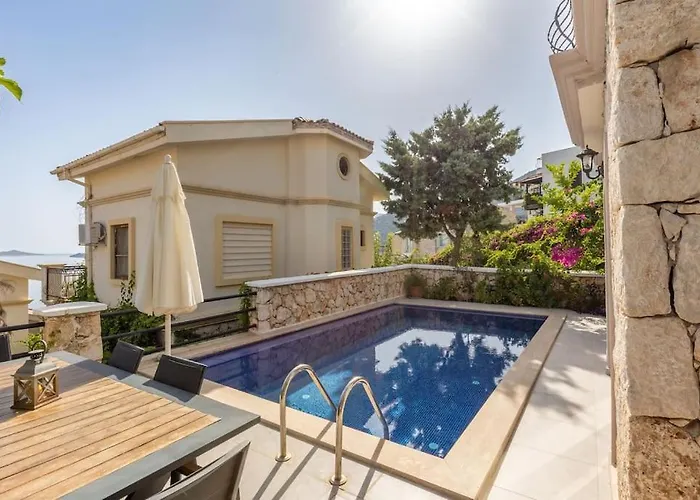 Havuzu, Plaji, Bahcesi Ve Olaganuestue Manzarasiyla… *