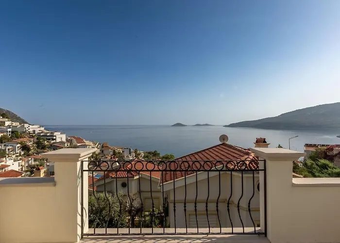 Havuzu, Plaji, Bahcesi Ve Olaganuestue Manzarasiyla…