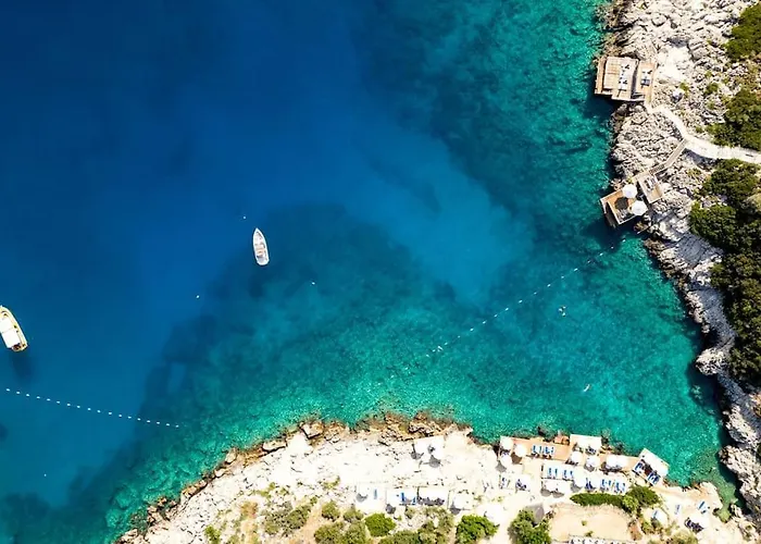 Havuzu, Plaji, Bahcesi Ve Olaganuestue Manzarasiyla… * Kaş