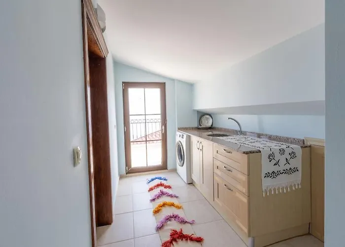 Havuzu, Plaji, Bahcesi Ve Olaganuestue Manzarasiyla… Villa *