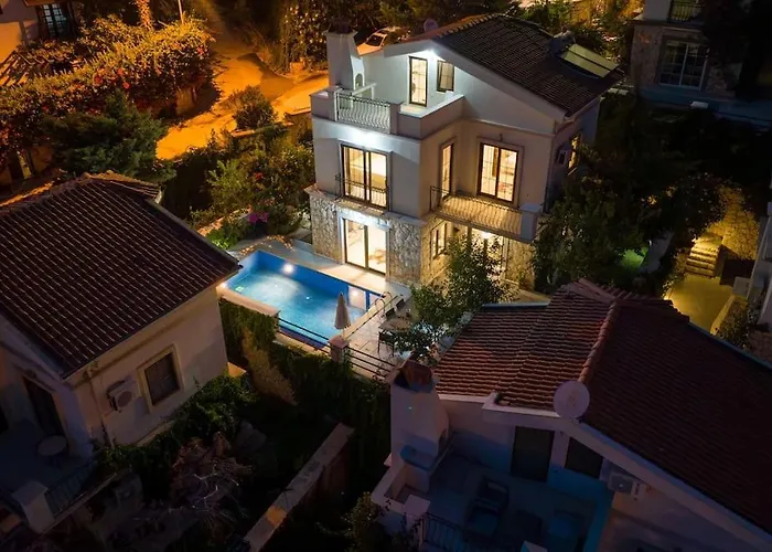 Villa Havuzu, Plaji, Bahcesi Ve Olaganuestue Manzarasiyla…