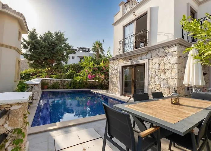 Havuzu, Plaji, Bahcesi Ve Olaganuestue Manzarasiyla… Villa *