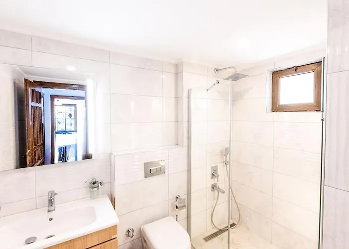 Havuzu, Plaji, Bahcesi Ve Olaganuestue Manzarasiyla… Villa