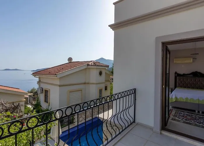 Havuzu, Plaji, Bahcesi Ve Olaganuestue Manzarasiyla… Kaş