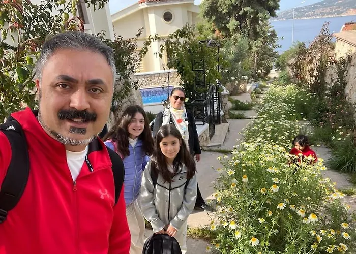 Havuzu, Plaji, Bahcesi Ve Olaganuestue Manzarasiyla… * Kaş