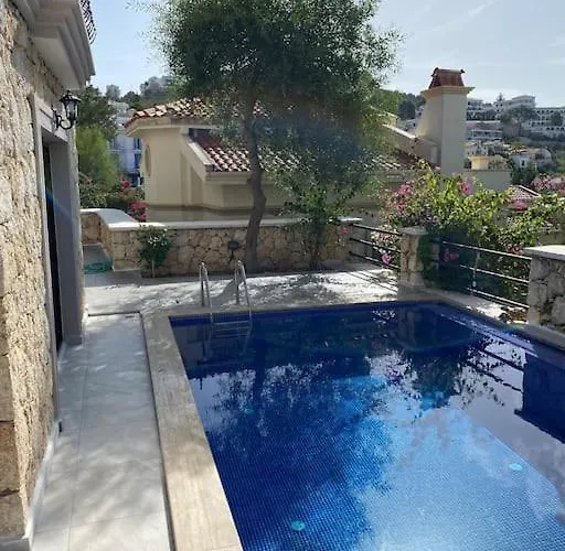 Villa Havuzu, Plaji, Bahcesi Ve Olaganuestue Manzarasiyla…