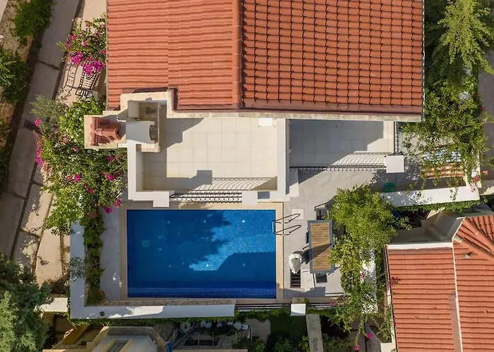 Havuzu, Plaji, Bahcesi Ve Olaganuestue Manzarasiyla… *