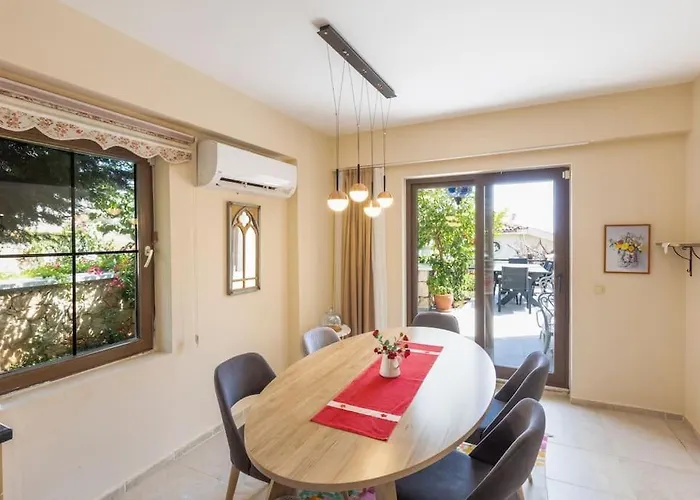 Havuzu, Plaji, Bahcesi Ve Olaganuestue Manzarasiyla…