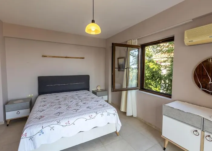 Havuzu, Plaji, Bahcesi Ve Olaganuestue Manzarasiyla… * Kaş