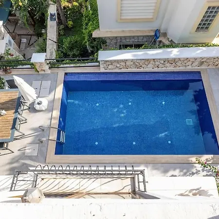 Havuzu, Plaji, Bahcesi Ve Olaganuestue Manzarasiyla… Kaş