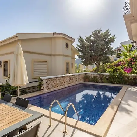 Havuzu, Plaji, Bahcesi Ve Olaganuestue Manzarasiyla… *