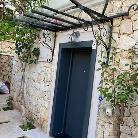 Havuzu, Plaji, Bahcesi Ve Olaganuestue Manzarasiyla… Villa *