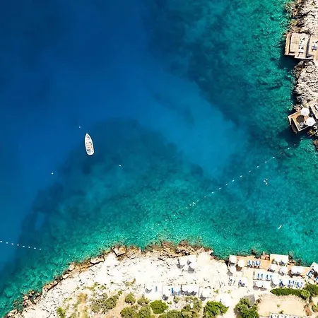 Havuzu, Plaji, Bahcesi Ve Olaganuestue Manzarasiyla… * Kaş