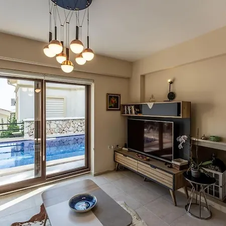 Havuzu, Plaji, Bahcesi Ve Olaganuestue Manzarasiyla… * Kaş