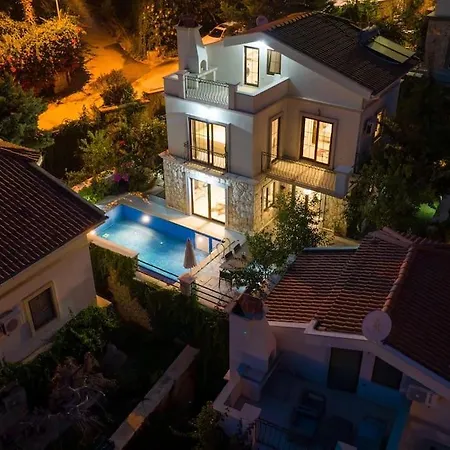 Villa Havuzu, Plaji, Bahcesi Ve Olaganuestue Manzarasiyla…