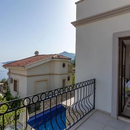 Havuzu, Plaji, Bahcesi Ve Olaganuestue Manzarasiyla… Kaş