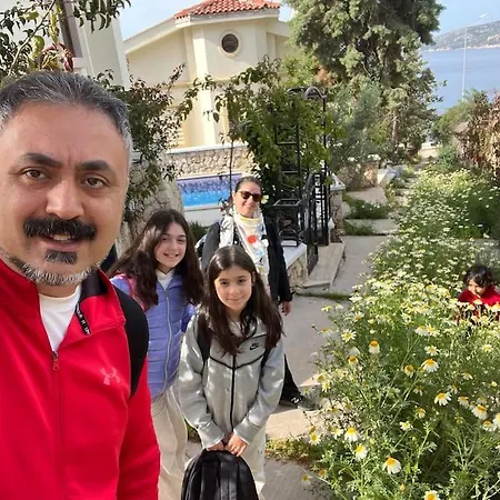 Havuzu, Plaji, Bahcesi Ve Olaganuestue Manzarasiyla… * Kaş