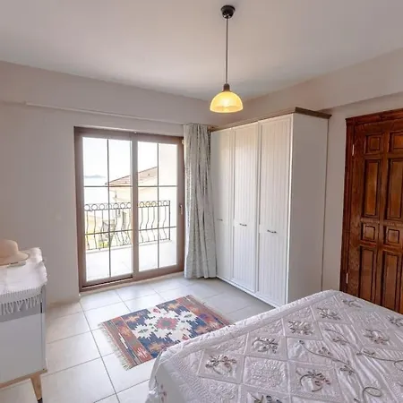 Havuzu, Plaji, Bahcesi Ve Olaganuestue Manzarasiyla… Villa *