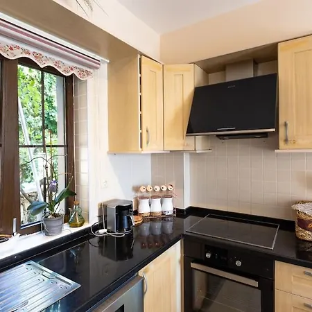 Havuzu, Plaji, Bahcesi Ve Olaganuestue Manzarasiyla… * Kaş