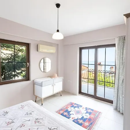 Havuzu, Plaji, Bahcesi Ve Olaganuestue Manzarasiyla… Villa *