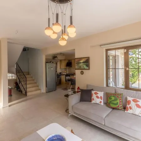 Villa Havuzu, Plaji, Bahcesi Ve Olaganuestue Manzarasiyla… *