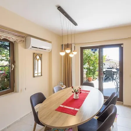 Havuzu, Plaji, Bahcesi Ve Olaganuestue Manzarasiyla…