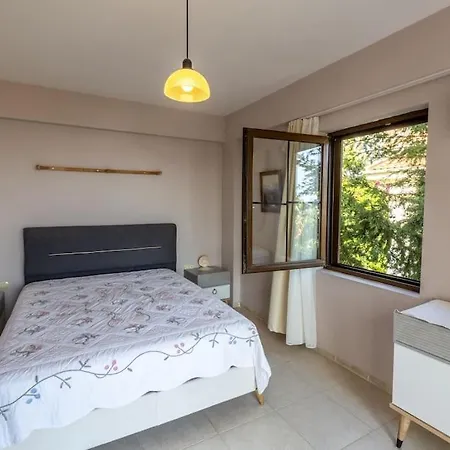 Havuzu, Plaji, Bahcesi Ve Olaganuestue Manzarasiyla… * Kaş