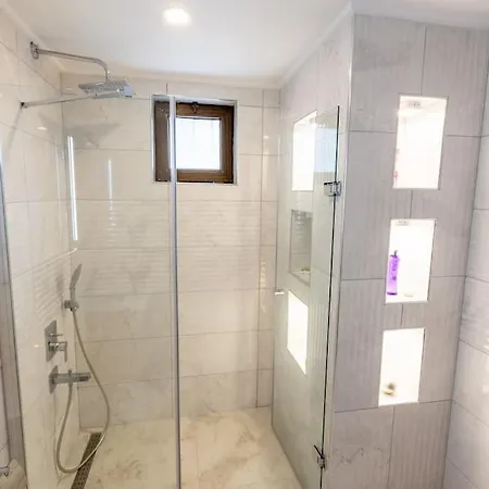 Havuzu, Plaji, Bahcesi Ve Olaganuestue Manzarasiyla…