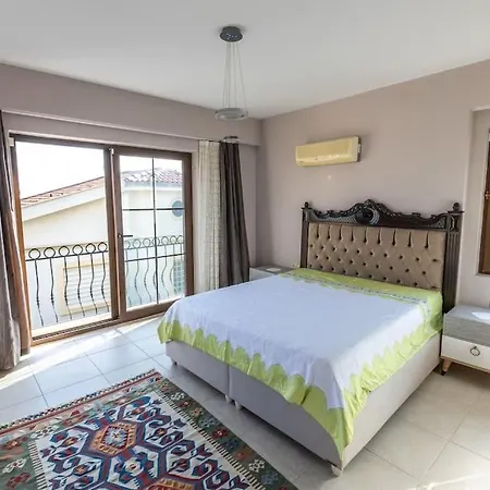 Havuzu, Plaji, Bahcesi Ve Olaganuestue Manzarasiyla… Villa *