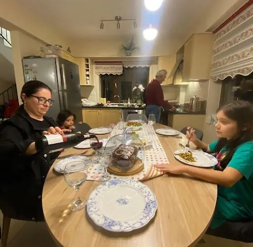 Havuzu, Plaji, Bahcesi Ve Olaganuestue Manzarasiyla… * Каш