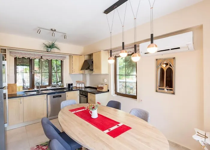 Вилла Havuzu, Plaji, Bahcesi Ve Olaganuestue Manzarasiyla… Каш