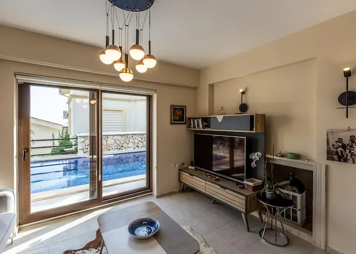 Havuzu, Plaji, Bahcesi Ve Olaganuestue Manzarasiyla… * Каш