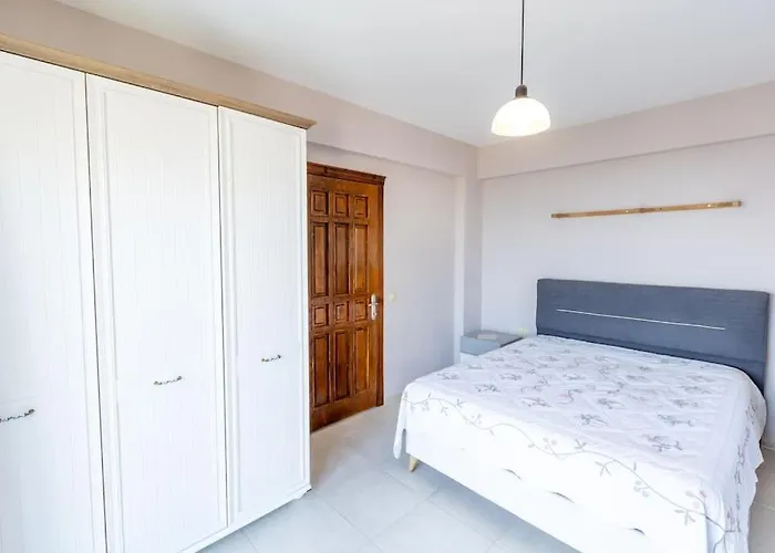 Havuzu, Plaji, Bahcesi Ve Olaganuestue Manzarasiyla… *