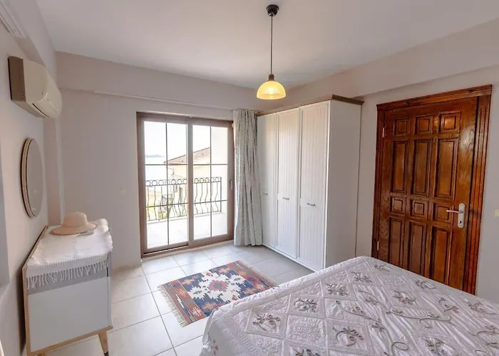 Havuzu, Plaji, Bahcesi Ve Olaganuestue Manzarasiyla… Вилла *