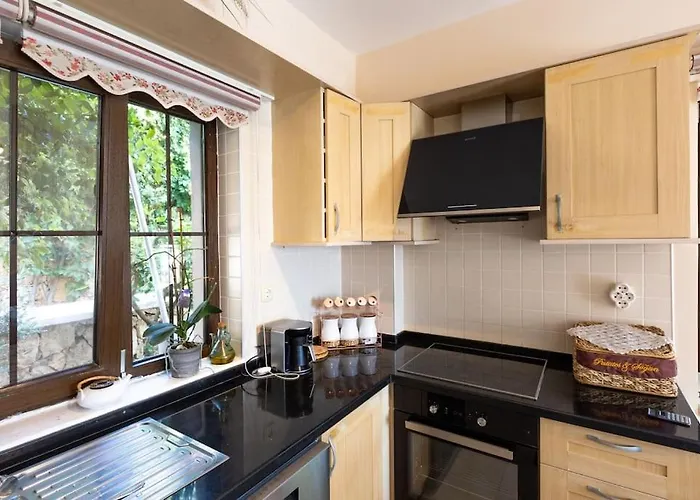 Havuzu, Plaji, Bahcesi Ve Olaganuestue Manzarasiyla… * Каш