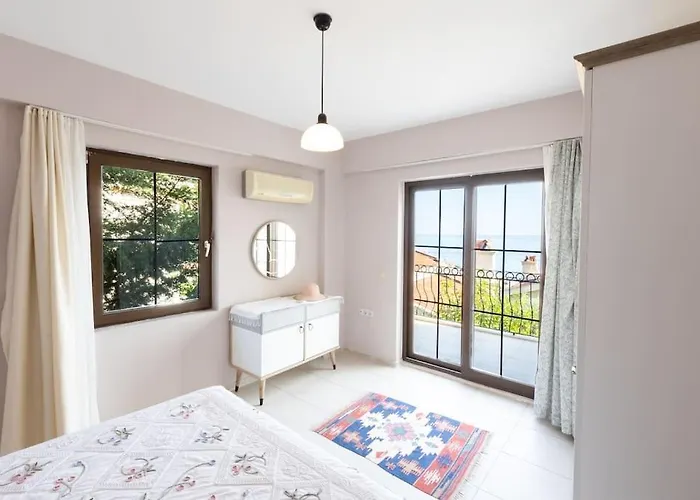 Havuzu, Plaji, Bahcesi Ve Olaganuestue Manzarasiyla… Вилла *