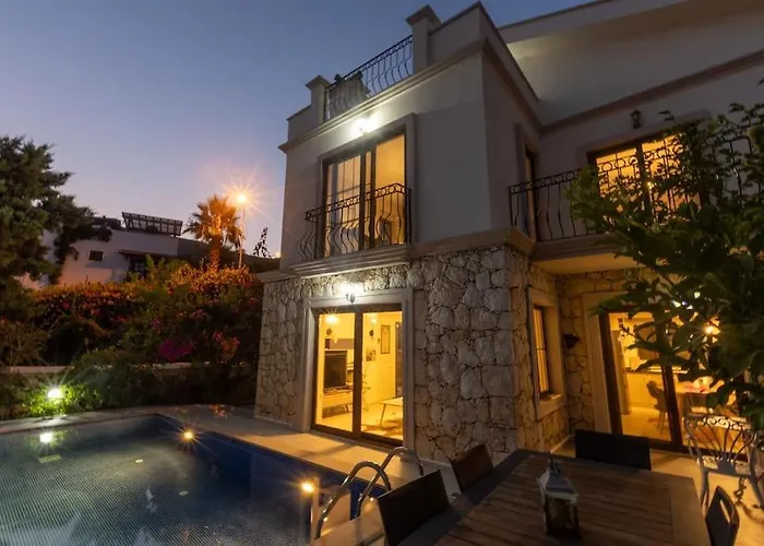 Havuzu, Plaji, Bahcesi Ve Olaganuestue Manzarasiyla… Вилла Каш