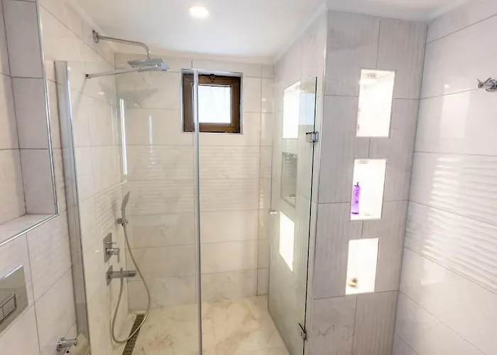 Havuzu, Plaji, Bahcesi Ve Olaganuestue Manzarasiyla…