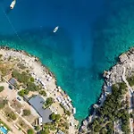 Villa Havuzu, Plajı, Bahçesi Ve Olağanüstü Manzarasıyla…