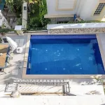 Havuzu, Plajı, Bahçesi Ve Olağanüstü Manzarasıyla… Kaş