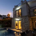 Villa Havuzu, Plajı, Bahçesi Ve Olağanüstü Manzarasıyla… Kaş