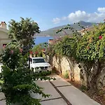 Havuzu, Plajı, Bahçesi Ve Olağanüstü Manzarasıyla…