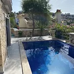 Villa Havuzu, Plajı, Bahçesi Ve Olağanüstü Manzarasıyla…