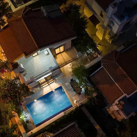 Havuzu, Plajı, Bahçesi Ve Olağanüstü Manzarasıyla… Villa