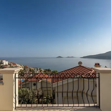 Havuzu, Plajı, Bahçesi Ve Olağanüstü Manzarasıyla…